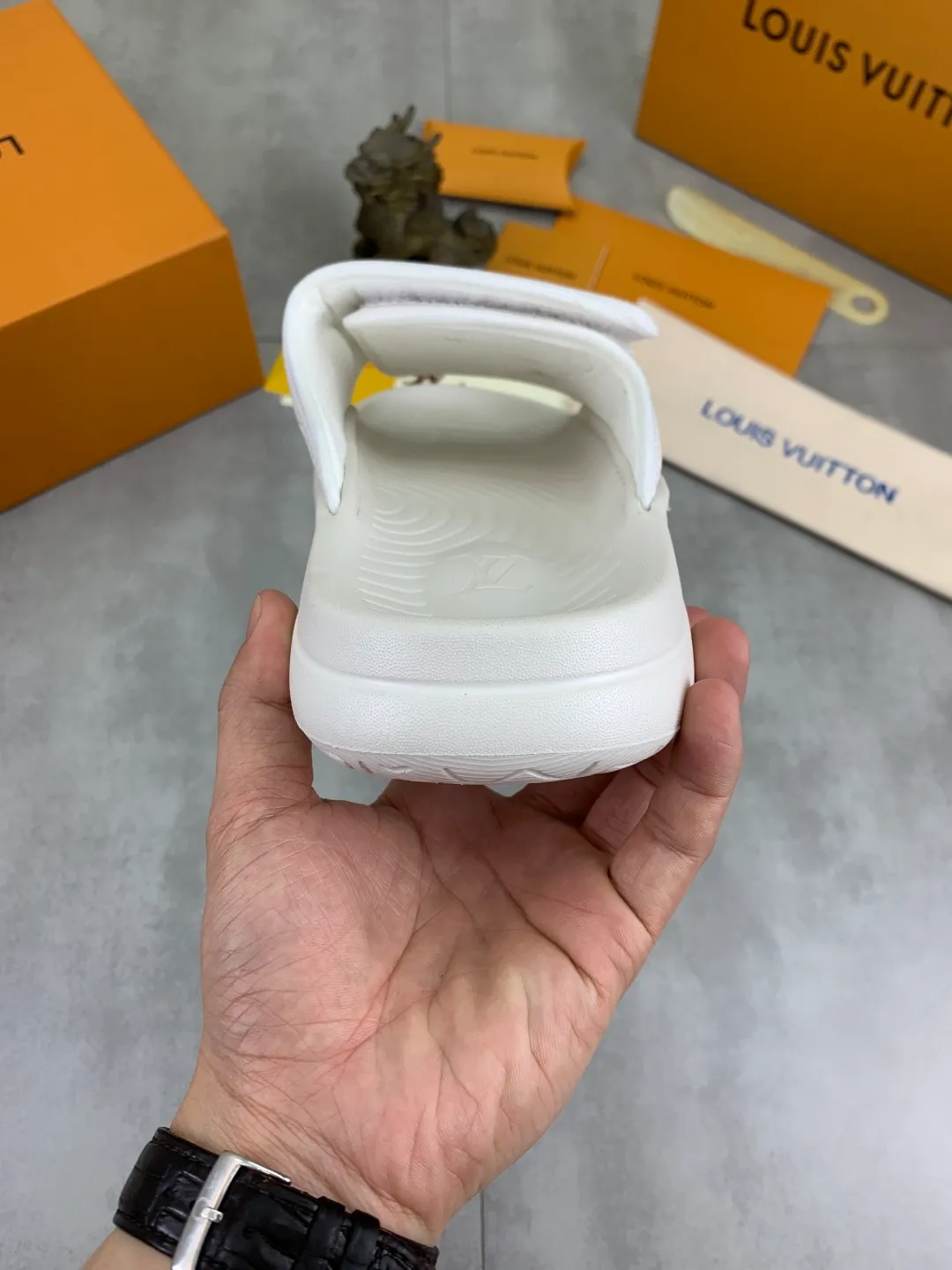 Men's shoes 💰P320💰【New style】🆘 Original quality 【LOUIS VUITTON】The popular Louis Vuitton LV men's slippers on the official website are on sale simultaneously! Original fabric imported from Italy. Original bottom provided by the original factory. Number of yards: 38-44 (customized to 45). Multiple colors to choose from. Fully packaged drawer box.